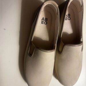 New ABEO Women's Cream Slip-On Sneakers